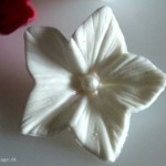 Fondant petunia made by the Sugarflowerblog