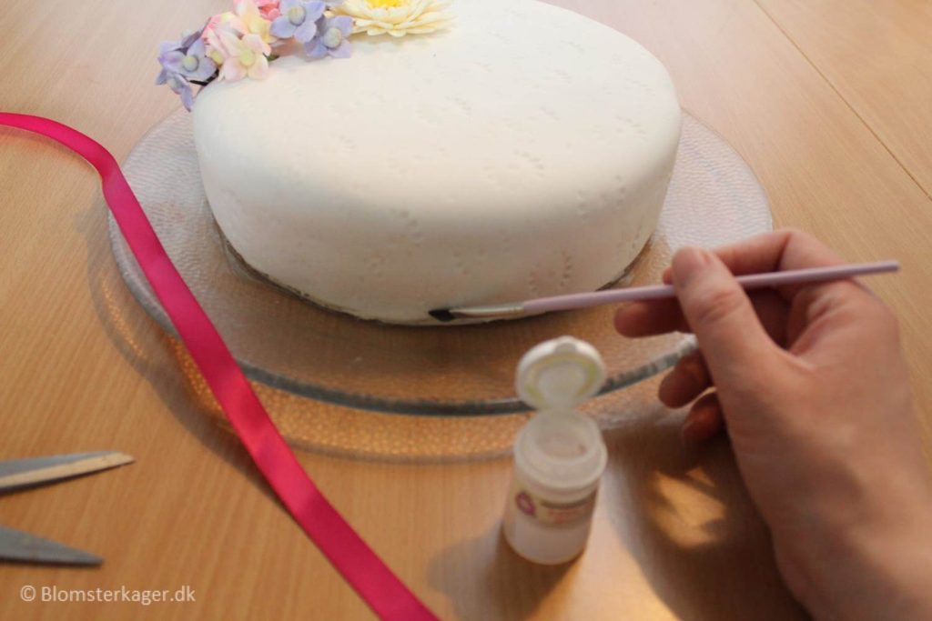 how to make a fondant ribbon border